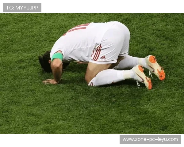 伊朗门将扑球滑进雪堆消失3秒，观众惊呼“魔术门将”