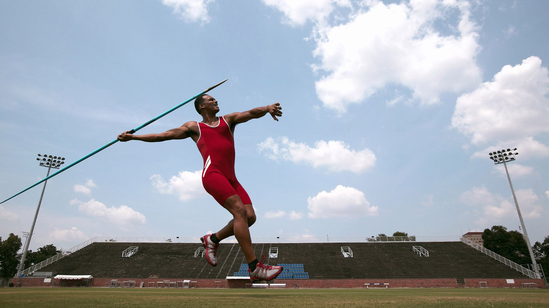 出发反应快，前50米抢占节奏，50米反应速度训练