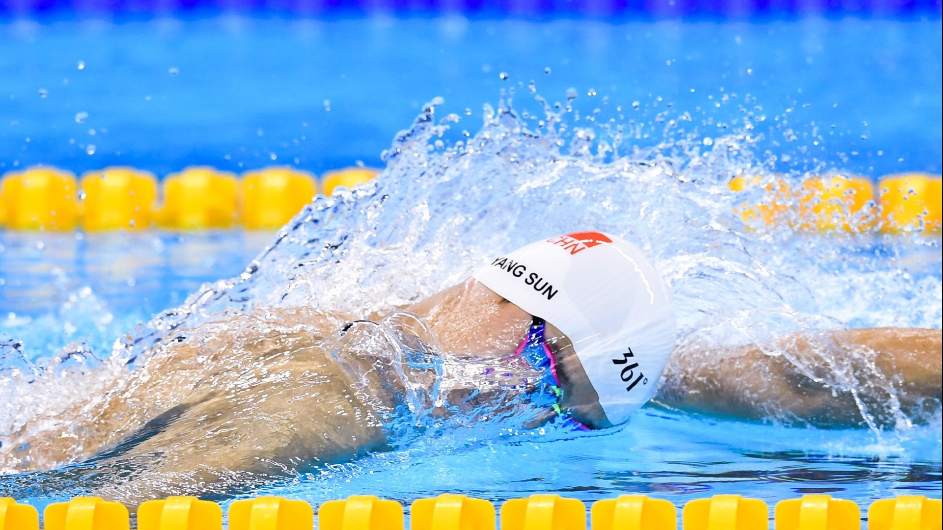 法国队混合4×100米自由泳接力发挥出色,法国队自由人